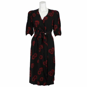 Rouje Svart Midi Omlottklänning  - Rouje Floral Print Midi Printed Dress. Storlek FR38 EU38. 100% viskos. Nyskick. Köpt på Vestiaire men passar inte mig. Köparen står för frakt. 