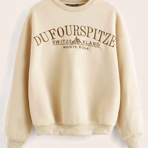 Beige sweatshirt - Fin sweatshirt med tryck på, perfekt att ha till kalla sommarkvällar. Använd ett fåtal gånger och såljer pga att den inte kommer till användning längre. Storlek S men skulle säga mer XS eftersom den är ganska kort i armarna. Tjockt och mysigt material. 