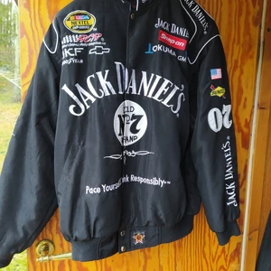 Jack Daniels jacka ca M/L - Dags att sälja denna raritet! Ett måste för alla JD fans. Varm, rejäl jacka med med fickor och tryckknappar och märken runtom hela! Väldigt sparsamt använd, dessutom djur och rökfritt hem. Jag samfraktar gärna, så kika in mina övriga annonser 🖤 #jacka #jack #daniels#svart#cool#rock#punk#alternative#patches#whisky#nyskick