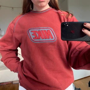 Röd niketröja - Skitsnygg röd niketröja🥰 passar XS/S/M beroende på hur man vill att den ska sitta 👍🏼har sytt in den lite i ärmarna då dem va för stor där. Buda i kommentarerna