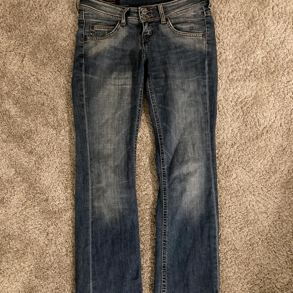 snyggaste lågmidjade jeansen!! W26 L31. Frakten är 66kr eller så möts ja upp i Örebro💕⭐️✨❤️😍. Jeans & Byxor.