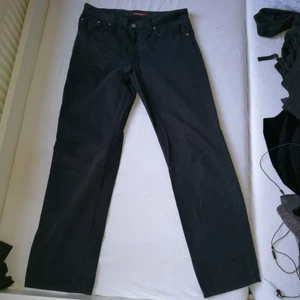 Carerra byxor  - Ett par mörkblå carrera byxor köpta secondhand, superbra kvalite, säljer enbart då dem blivit för små för mig! Dem är inte jeans utan typ ett rakt tyg? Idk men dem e skitsköna iaf och har en rak fit. Skulle tippa på storlek 38-39! Exakt samma skick som då jag köpte dem 🤗