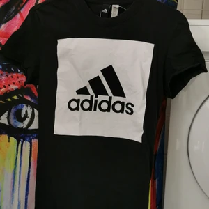 Adidas Tshirt. S - Herrmodel. Storlek S, passar även en S-M kvinna. 