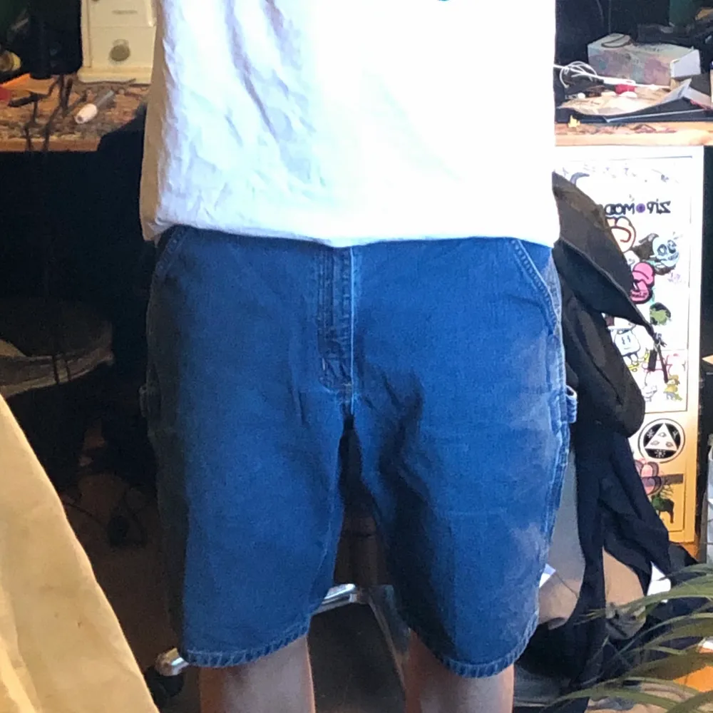 Vintage Carhartt carpentershorts i storlek 32. Snygga till sommaren och passar med allt. Lite baggy fit men sitter bra i midjan har endast en liten fläck som man kan se på bild.  Kan fraktas eller mötas upp i Stockholm:). Shorts.