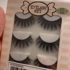 lösögonfransar  - de kommer ej till användning, de är 4 stycken 3 pack. Skriv gärna privat ifall du vill ha mer information❤️