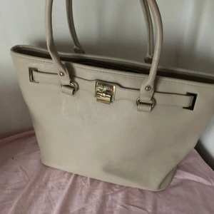 Don Donna väska  - En fin Don Donna väska fin skick. Mycket utrymme för saker i väskan två fickor med dragkedja och två öppna. Nypris 1000kr 