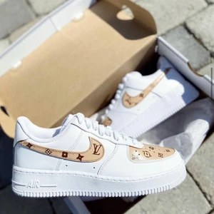 Nike air force one Customs  - Beige/brun Lv. Beställ dina egna på Instagram Drippies 2.0