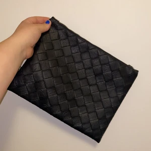 Svart kuvertväska  - Svart kuvertväska från indiska. Priset kan diskuteras vid intresse. Önskas fler bilder, kontakta mig💕