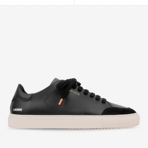 Axel Arigato sneakers - Svarta Axel Arigato skor storlek 41 inköpta idag (2021/05/07) av min brorsa. Inköpta för 1850 kr, insåg efter en timme att skorna är för små. Säljes därför för endast 1500kr.