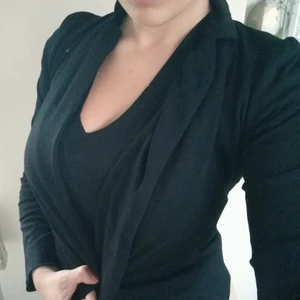 Svart Dagmar kavaj jersey stretch - Mysig kavaj i fin skärning från Dagmar i strl 34 (passar även 36-38). Stretch i tyget, en knapp på framsidan. Lite puff och vadd i axlarna men verkligen inte osmakligt! Jag är litet för bred i axlarna för att denna ska sitta perfekt, men då har jag breda.