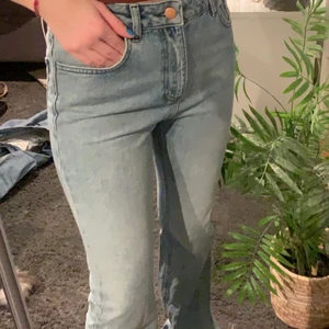 Jeans  - Långa bootcute jeans ifrån Reclaimed Vintage! Slutsålda! köptes för 400kr säljs för 200kr ✨