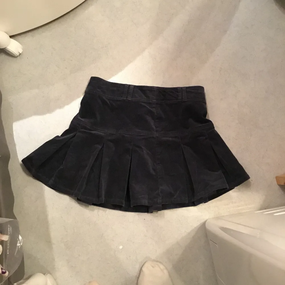 Säljer min söt sexig summer valvet kjol som är i mycket bra skick och passar 32-33-5.mycket unik och stilig.Och passar till allt.Den ār utsåld.finns fler bilder och bud i kommentarna . Kjolar.