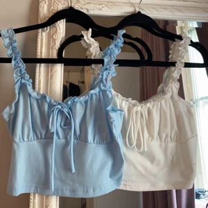 Toppar - Säljer dessa två toppar då dom inte kommit till användning.        1 för 60kr, båda för 140 inkl frakt🥰