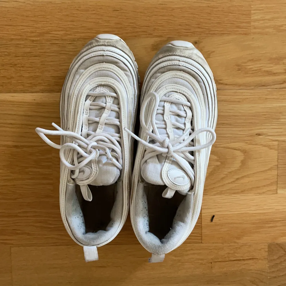 Nike air Max 97. Storlek 38 men är som ett par 36or i storlek. Köpta för 1,5 år sen för 1800 kr.. Skor.