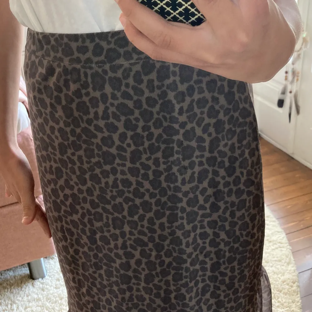 Jättefin brun leopard kjol, använd MAX 2 gånger, köptes vintern 2019. Passar nu till sommaren med en fin tröja! Nypris 199 kr🤎🤎. Kjolar.