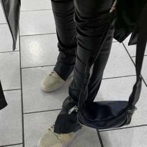 Skinnbyxor med slits! - Säljer mina skinnbyxor med dragkedja som man kan göra till slits. (Ej mina bilder) men de exakt likadana. Nytt skick! 