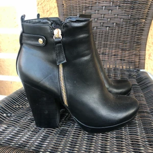 Stövletter  - Nya och använda inomhus bara för att gå i de men passar inte mig. Inte små i storlek men smala.