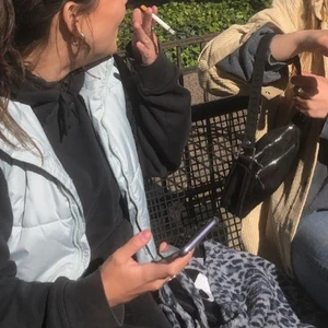 Snygg väst!! - Säljer denna supersnygga västen (den e mer färgen på första bilden de va lite för mkt ljus på de andra bilderna haha), men den är iaf superfin & ganska tunn - bra nu t sommaren! Den är i superbra skick & jag kan mötas upp i Malmö & frakta!