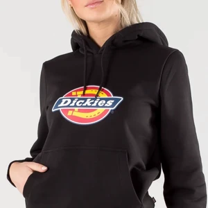 Thrasher och dickies Hoodie  - Två väldigt användna hoodies därav de extremt låga priset, (inte mina bilder). 150kr st för båda o skriv gärna för fler bilder eller om du har nån fråga🥰 Dickies hoodien jag säljer är dock i rosa❤️. ( eller byte mot annan tröja som Vans, peak performance eller annan thrasher)