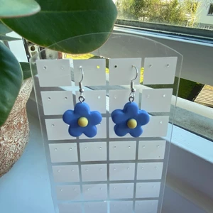 Blåa blomörhängen  - :)