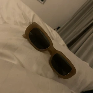 Solglasögon  - Sjukt fina beiga solglasögon, passar perfekt till det varma värderat som närmar sig 🌸köparen står för frakten💞