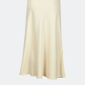 satinkjol - Helt ny oanvänd satinkjol med slits från BikBok💗 Prislapp sitter kvar!