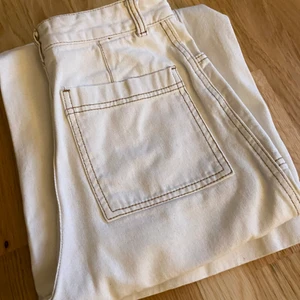 vita jeans från Monki🤍 - ett par högmidjade vida jeans från Monki🤍 har varit en stor favorit i garderoben men kommer tyvärr inte till användning längre⚡️ frakt ingår i priset!