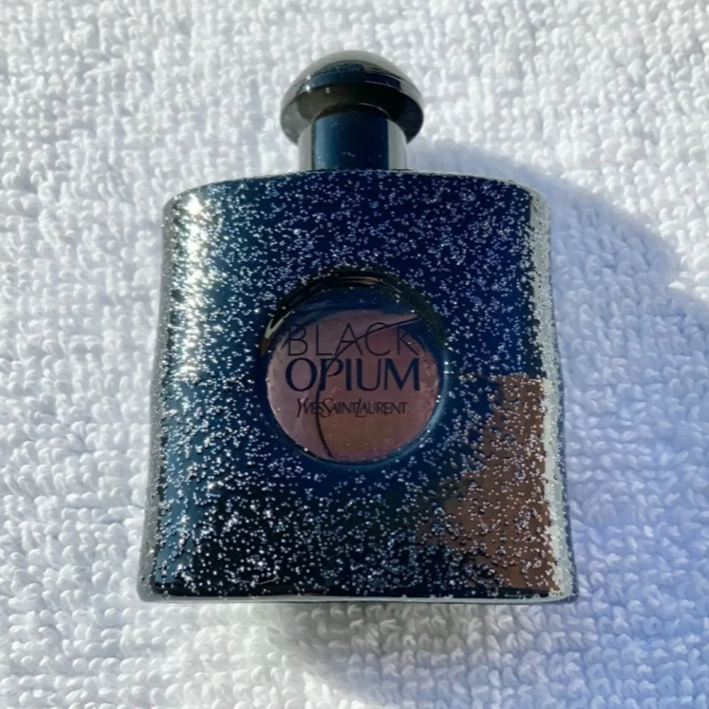 Black opium parfym i minisize, perfekt om du inte vill köpa stora 🥰. Accessoarer.