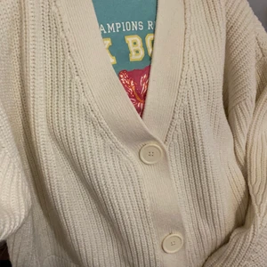 Supersöt vit stickad kofta - Vit stickad kofta med knappar! Jättehärlig till sommaren🌼  Strl L, har vanligtvis s/m. Köparen står för frakt☺️ Hör gärna av dig ifall du har några frågor 💕💕