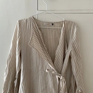 Omlottklänning inköpt i byron bay  - Jättesöt klänning som man knyter i midjan och armarna. Bra passform, sparsamt använd 