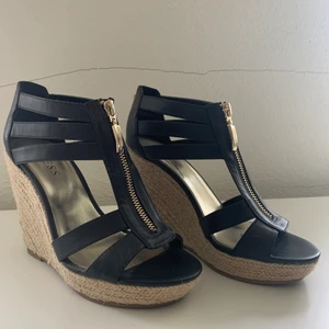 Snygga klackar från märket Guess.  - Klackar från märket Guess. Aldrig använda. Står tyvärr ingen storlek, men passar mig bra och jag har storlek 37. Ordinarie pris 700 kr. 