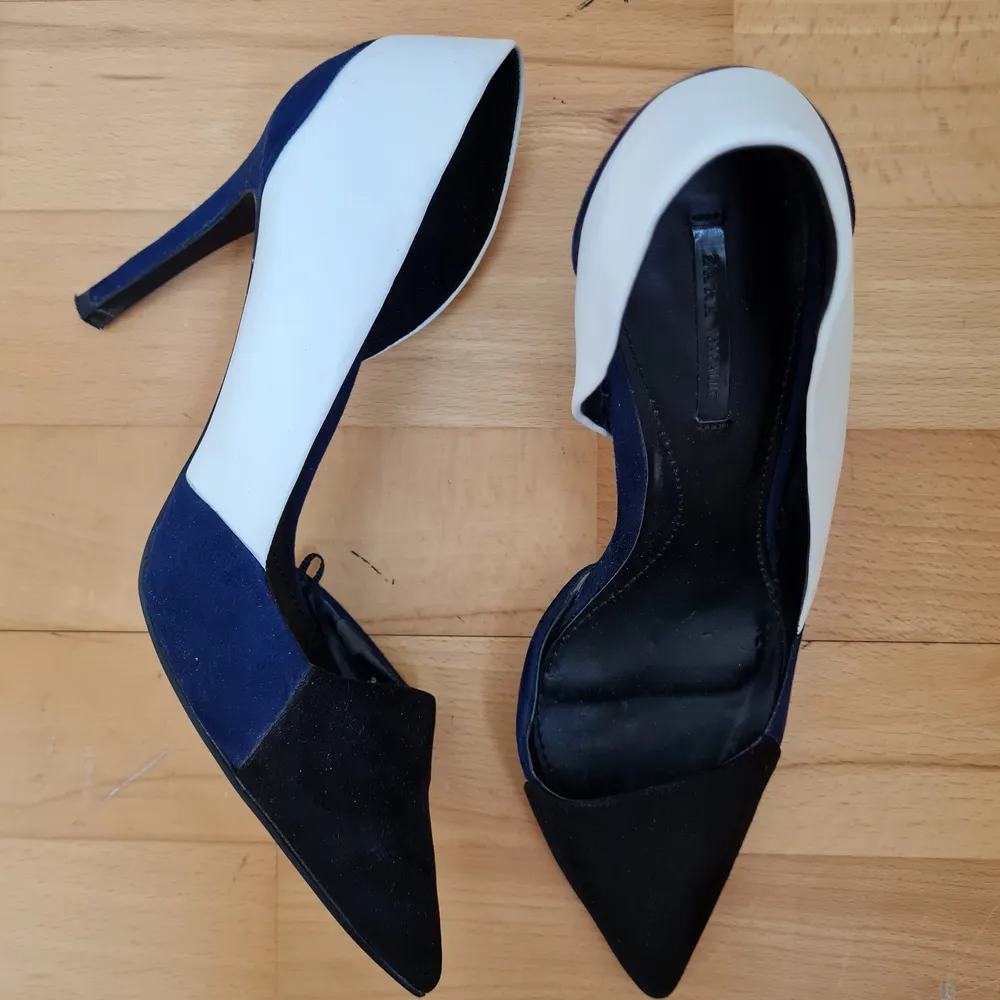 Pointed high-heels from Zara in black, white and dark blue colors. Heel 10 cm. It comes with spare original heels I did not use so when you change them they will look like new! 👠 VERY comfortable despite of a high heel so you can make through the whole night in them with no hurting feet 🥰. Skor.