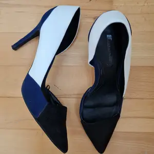 Pointed high-heels from Zara in black, white and dark blue colors. Heel 10 cm. It comes with spare original heels I did not use so when you change them they will look like new! 👠 VERY comfortable despite of a high heel so you can make through the whole night in them with no hurting feet 🥰