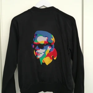 Bomber jacka  - Limited Edition Capsule collection med Steven Wilson. Bombarjacka i midnattsblå satin. I mycket gott skick. Nypris 3200 SEK