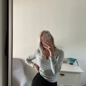 Grå topp från GinaTricot - Oanvänd topp från GinaTricot i strl S. Ribbat material. Passar även som en XS. 💕✨ Köparen står för frakt!!!!