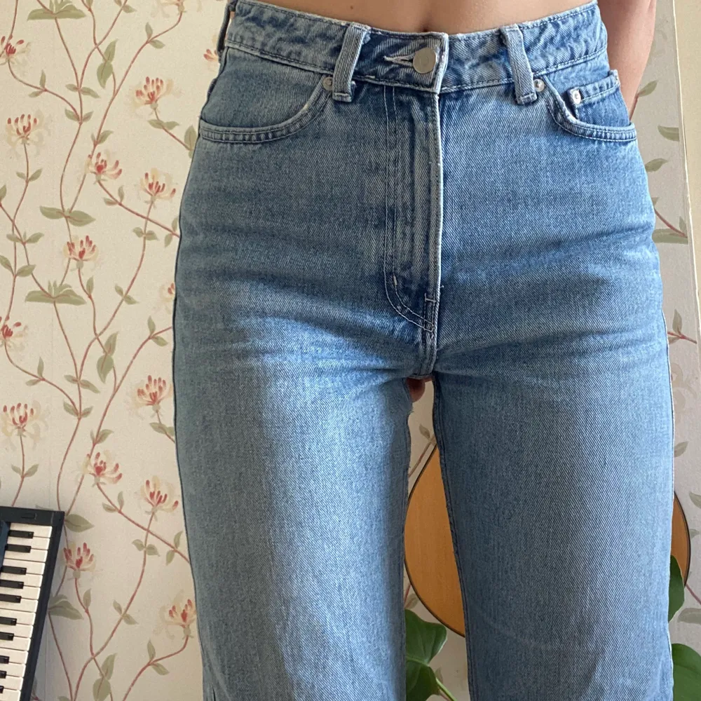 klassiska row-jeans från weekday. bra skick trots att de är hyfsat använda. storlek 27/30 <3 . Jeans & Byxor.