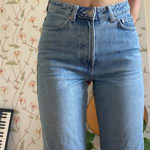 klassiska row-jeans från weekday. bra skick trots att de är hyfsat använda. storlek 27/30 <3 