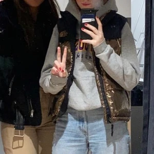 North face väst  - Säljer min jättefina guldiga North face väst. Änvändes mest förra vintern och har inga skador eller täcken på användning 💗 det står storlek xs men skulle säga att den passar S , jag är 165 lång och brukar ha storlek S och den sitter som en S på mig. Inte alls för liten eller så, perfekt i passformen. Buda privat 💕💕 