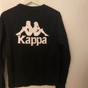 tröja från Kappa - Snygg tröja i t-shirt material från kappa i nyskick! Köparen står för frakten på 66:- 💕