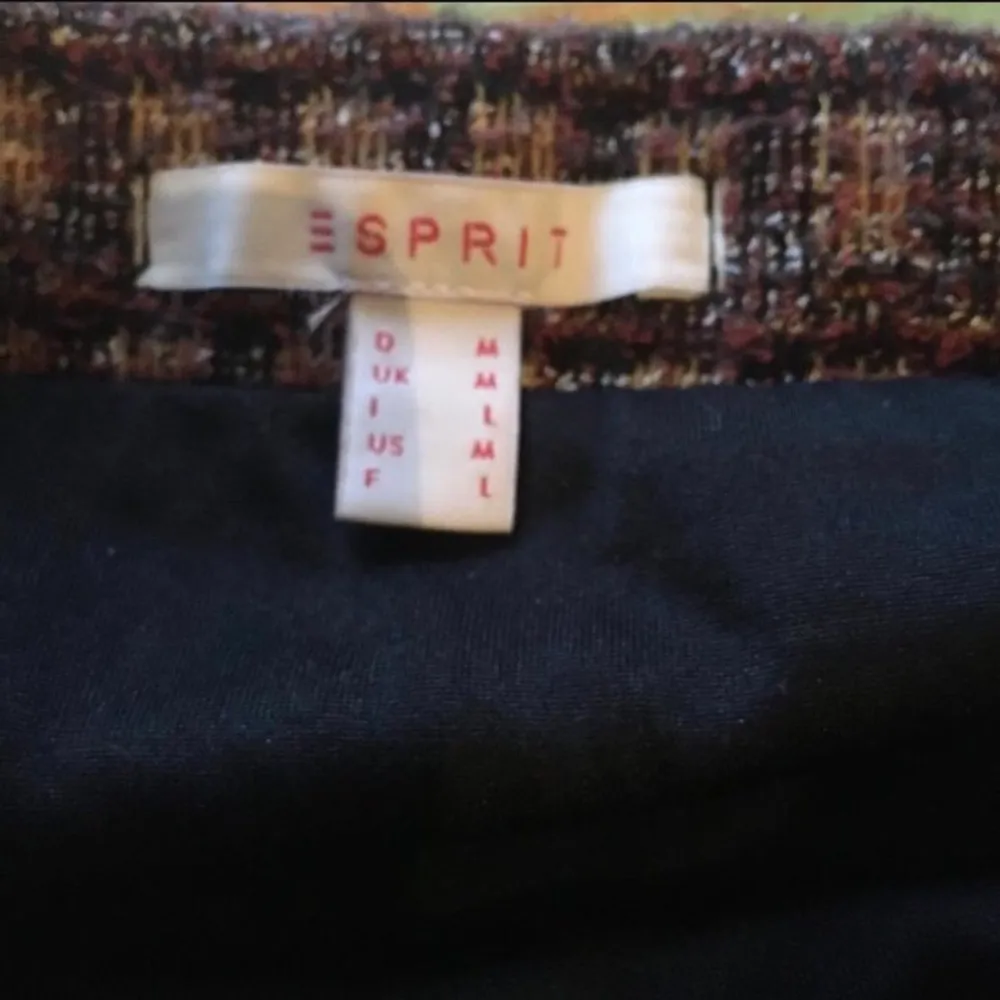 Kort brun kjol från Esprit som ser ut som ull men är mjuk och elastisk viskos. Storlek M 120kr.. Kjolar.