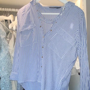 Zara skjorta - Så himla fin skjorta med snörning från Zara 🤍 Helt slutsåld och aldrig använd