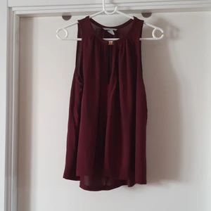 Elegant vinröd blus - Vinröd blus med spänne. Mycket elegant. 