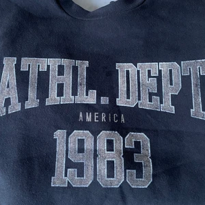 Vintage sweatshirt  - Säljer nu denna populära tröjan från Gina Tricot då den inte kommer till användning. Använd ett fåtal gånger. Bra skick. Skriv till mig privat om ni har frågor ☺️