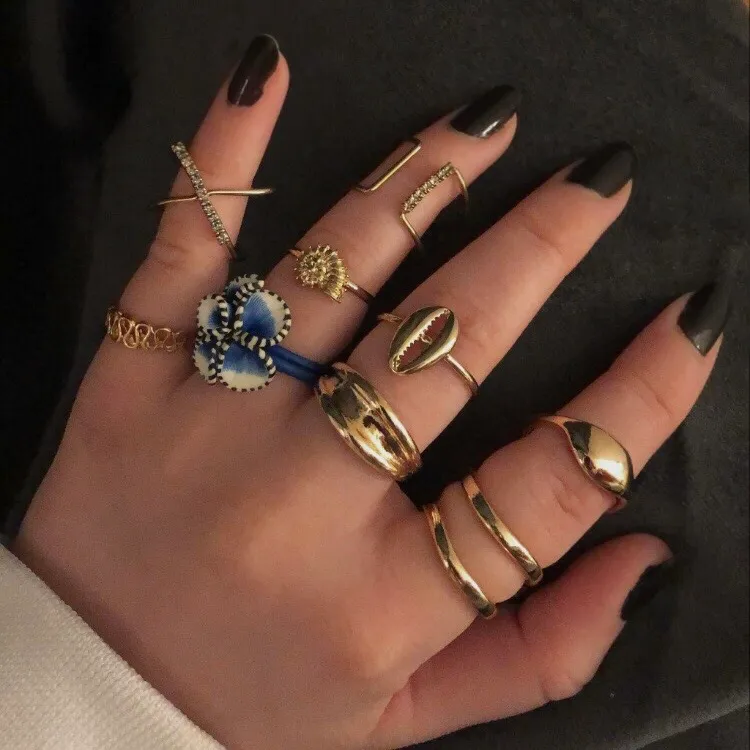 Säljer alla dessa oanvända ringar då jag aldrig fått användning utav dom! Nya och inga defekter. Priserna på ringarna varierar beroende på vilken och hur många du köper<3. Accessoarer.