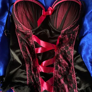 Korset med snörning  - Korset som ger mig Dracula vibes🦇.                                       Storleken är en 34C.                                                                  Finns en defekt (se bild tre) pris går därför att diskuteras.       Köparen betalar för frakten 💕