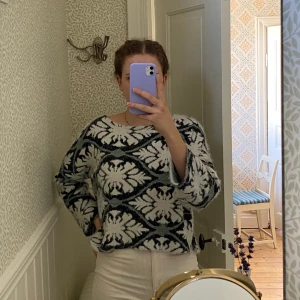 Mönstrad tröja - Säljer min fina tröja från only, den livar verkligen upp en outfit!💕 Perfekt för den lite kyliga våren! Priset är exklusive frakt. Om fler är intresserade sker budgivning i kommentarerna. Hör av dig vid frågor😊