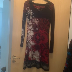 Desigual klänning  - Säljer en Desigual klänning, tyget är lite töjbart, sval och blir väldigt fin passform. Strl M (Dåligkamera, drf är det lite prickar o suddigt) 