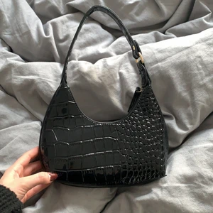 Väska från Shein - Säljer en snygg svart väska från Shein. Köpt för ett tag sedan och har inte fått sån stor användning för den💗