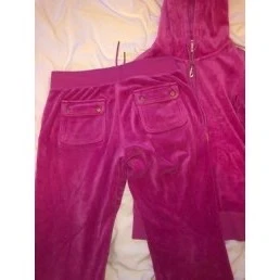 Juicy couture  - Rosa Juicy couture set i den klassiska modellen, fler bilder kan självklart skickas om det skulle viljas, storlek M 