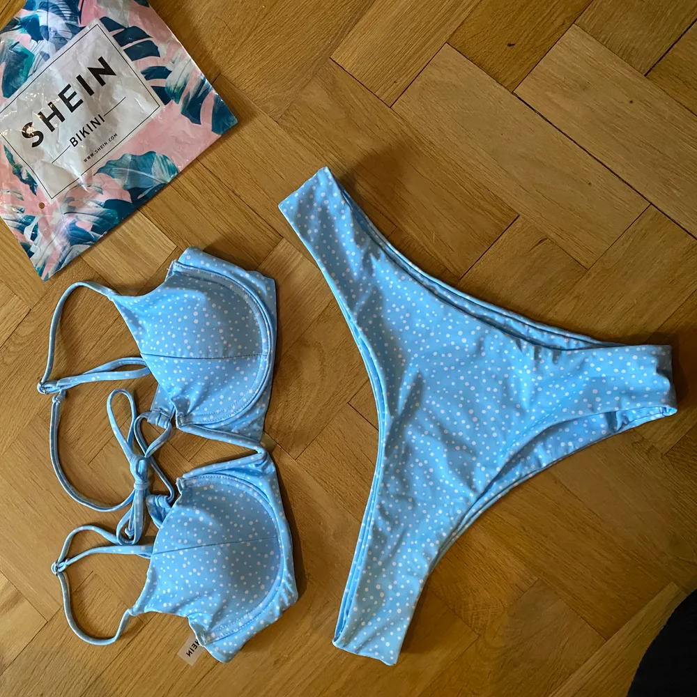 Bikini från shein. Endast testad såklart! Storlek L, men mycket liten i storleken. Skulle säga att överdelen är en S och underdelen en S/M . Accessoarer.